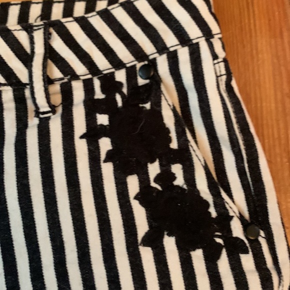 Forever 21 Striped Shorts black and white - Picture 4 of 5